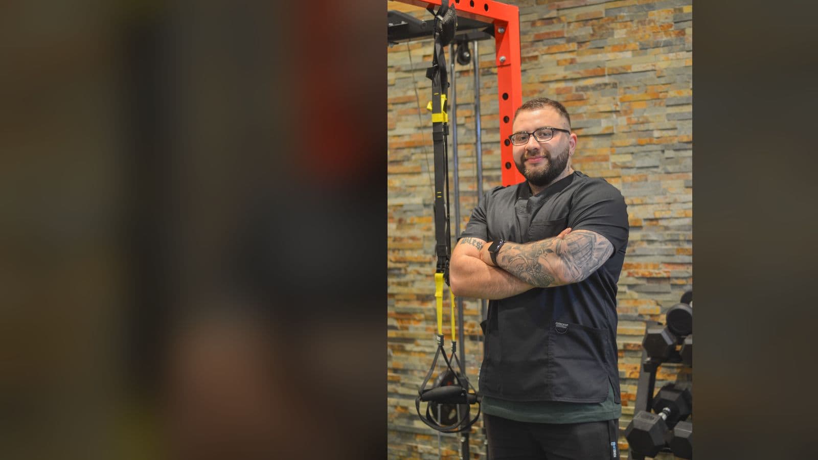Alejandro Caqueo, kinesiólogo en Concepción, de brazos cruzados en la sala de entrenamiento
