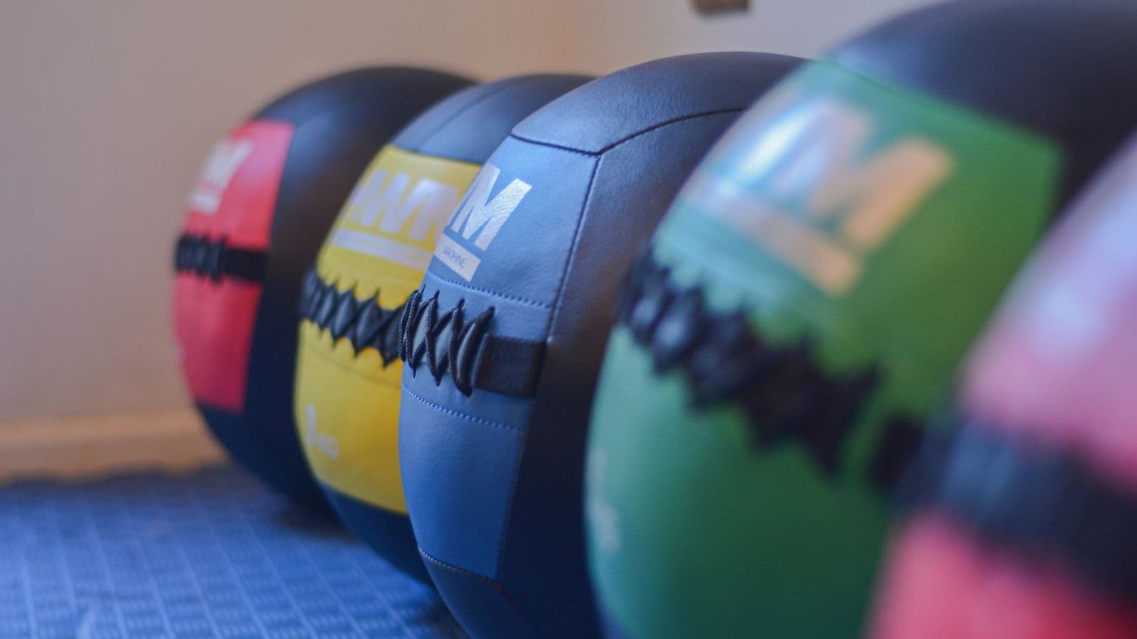 Balones medicinales de colores usados en rehabilitación kinésica