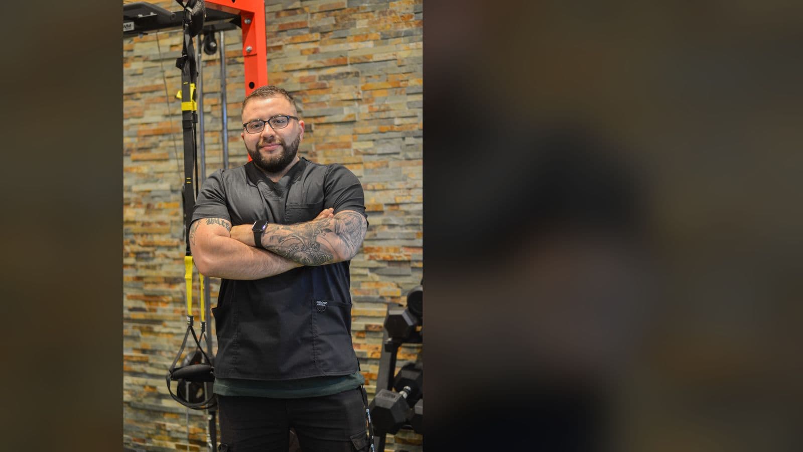 Alejandro Caqueo, kinesiólogo a domicilio en Concepción, de pie en la sala de entrenamiento