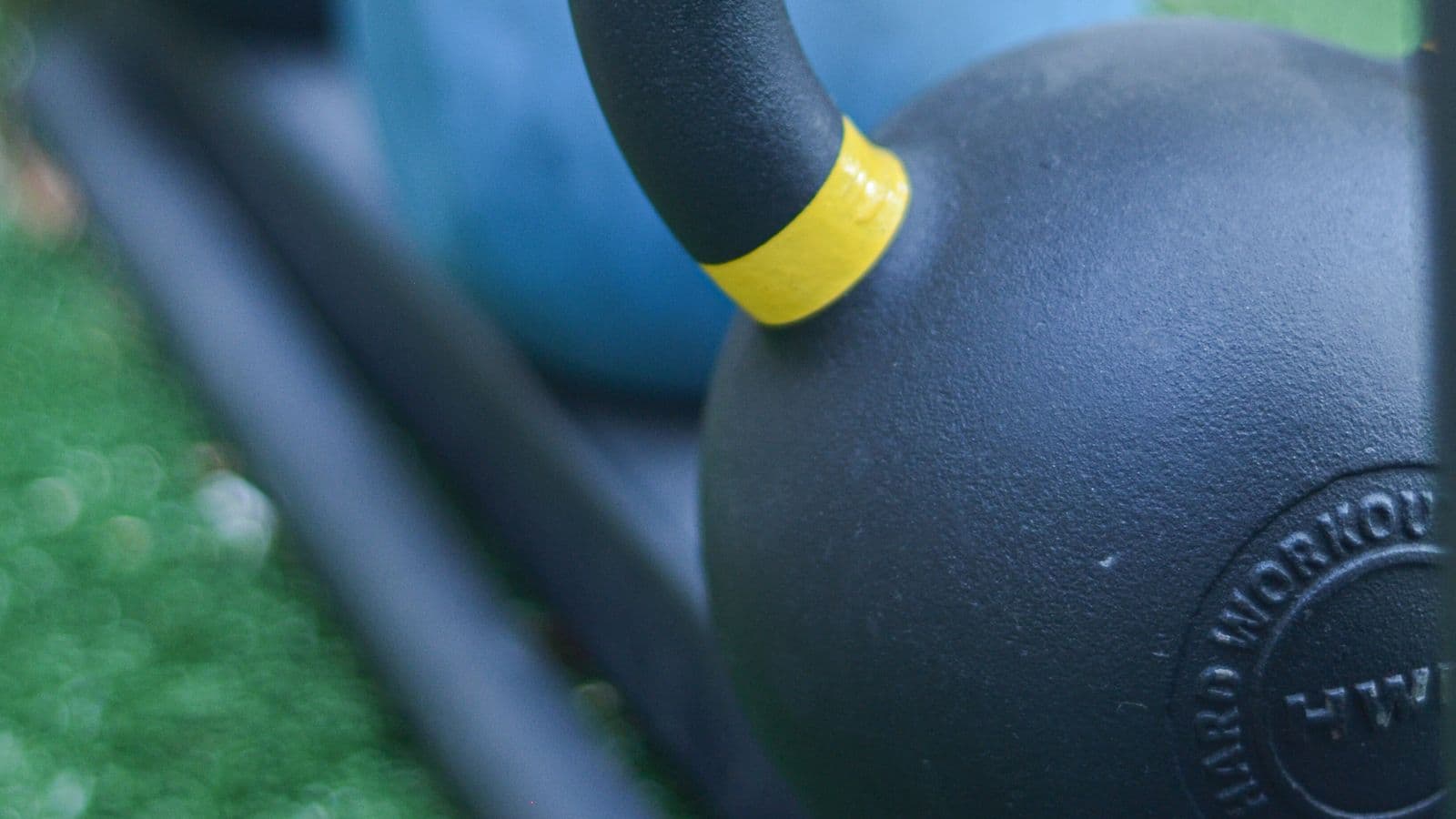 Kettlebells sobre pasto sintético en la sala de entrenamiento